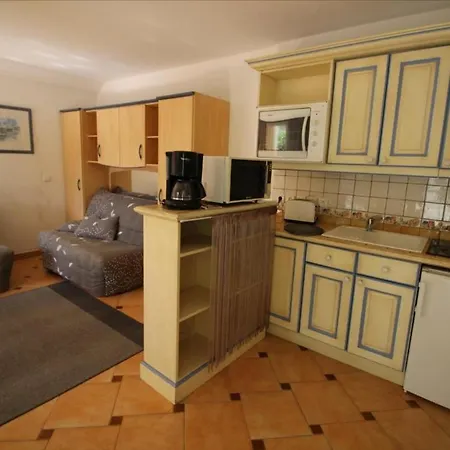 Apartment Studio Climatise Avec Piscine Et Grande Terrasse En Rez-de-chaussee Sainte-Maxime