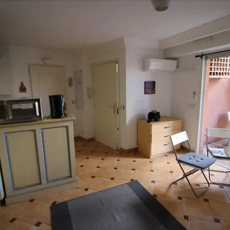 Apartment Studio Climatise Avec Piscine Et Grande Terrasse En Rez-de-chaussee