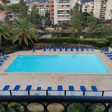 Studio Climatise Avec Piscine Et Grande Terrasse En Rez-de-chaussee